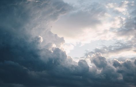 Thanks to Bence Balla-Schottner for making this photo available freely on @unsplash 🎁 Sea And Clouds, Free Sky, Water Time, Weather Storm, Clouds Wallpaper, Wallpaper Landscape, Grey Clouds, Exposure Photography, Sky Pictures