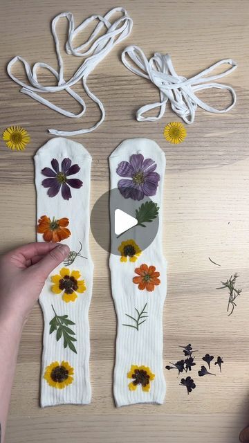 Lauren Wheeler on Instagram: "Eco-printing video tutorial on how to use a  🧦Vive DIY sock kit! 🧦  Kit comes with pre-mordanted socks, all homegrown organic flowers from my garden and detailed instructions. All you need is a steaming vessel and a clean work space. These are easy as pie for all ages!   Even if the idea of making these is a bit scary, I’ve simplified it as much as possible so your socks will come out beautifully no matter what (just follow those instructions!)  DM me for a kit! There’s only a few left. Socks fit sizes 5-8 in women’s." Pounded Flowers, How To Make Socks, Organic Flowers, Pressed Leaves, Diy Socks, Eco Printing, Nature Crafts, My Garden, No Matter What