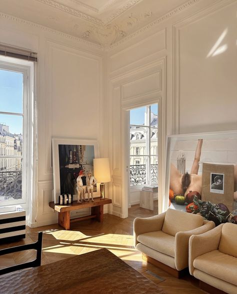 Europe Aesthetic Apartment, Mens Living Room Ideas, Paris Living Room, Parisienne Apartment, Mens Living Room, Paris Living Rooms, Classic Modern Interior, London Interiors, Parisian Living Room