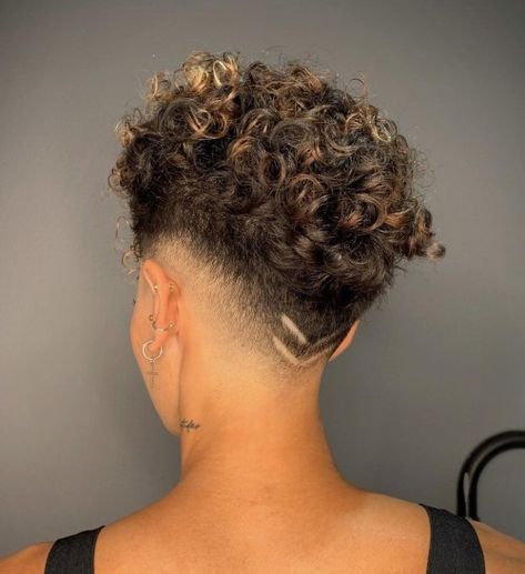 Curly Fade Women, Fade With Curly Hair, Tapered Pixie Haircut, Shaved Curly Hair, Haircut With Highlights, Curly Pixie Haircut, Curly Taper, Taper Fade Haircuts, Fade Haircut Women