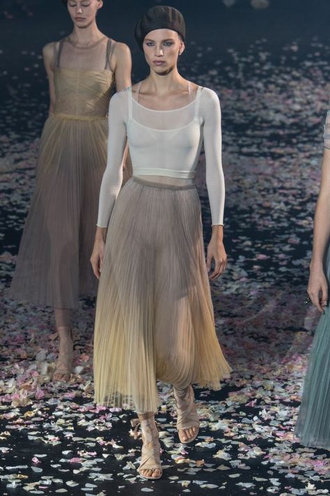 Christian Dior | Ready-to-Wear - Spring 2019 | Look 25 Ballet Inspired Fashion, Dior Ready To Wear, High Fashion Dresses, Petite Fashion Tips, Vogue Russia, Fashion Tips For Women, 가을 패션, Nicole Miller, Petite Fashion