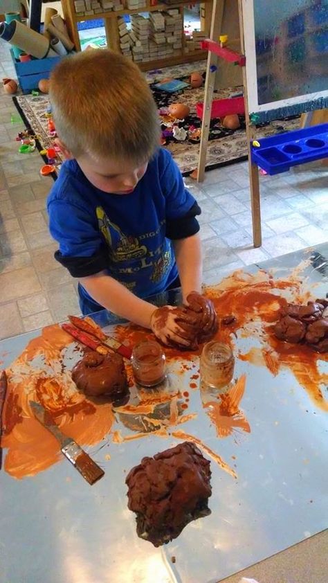 Art Studio Inspiration, Atelier Ideas, Reggio Emilia Classroom, Inch By Inch, Atelier Art, Reggio Emilia Approach, Reggio Emilia Inspired, Chalkboard Table, Reggio Classroom