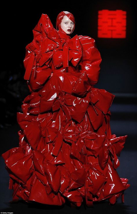 A model took to the catwalk covered head to toe in gigantic PVC bows and a wet-look scarlet wig Sheguang Hu, China Fashion Week, Casual Attire For Women, Extreme Fashion, Outfit Essentials, Conceptual Fashion, Camping Style, Weird Fashion, Beijing China