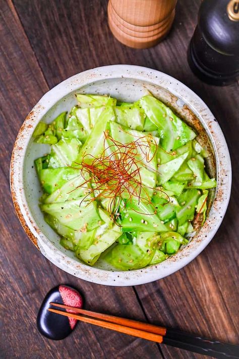 Addictive Japanese Izakaya style salted cabbage in a cream bowl topped with sesame seeds and chili threads Yamitsuki Cabbage, Nobu Recipe, Sudachi Recipes, Japanese Appetizers, Japanese Side Dish, Japanese Izakaya, Cabbage Side Dish, Pickled Vegetables Recipe, Cabbage Salad Recipes