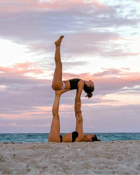 Yoga Poses With Partner, Poses With Partner, 3 Person Yoga Poses, Two Person Yoga Poses, Two Person Yoga, Funny Yoga Poses, Yoga For Two, 2 Person Stunts, 2 Person Yoga