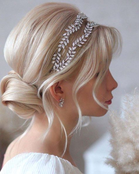 Bridal Chignon, Wedding Hairstyles For Medium Hair, Bridal Hairdo, Bridal Hair Buns, Wedding Headdress, Simple Wedding Hairstyles, Spiked Hair, Best Wedding Hairstyles, Long Hair Wedding Styles