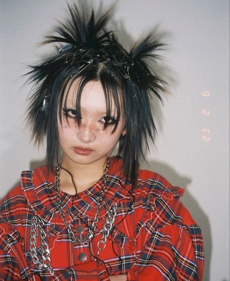 Spikey Hair Buns, Odd Hairstyles, Unconventional Hairstyles, Unique Hairstyles For Short Hair, 80s Punk Hair, Punk Hair Women, Alternative Hair Styles, Red Hair Hairstyles, Crazy Hairstyles