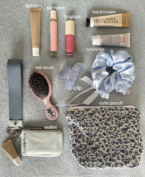 Summer Bag Essentials, Everyday Bag Essentials, School Bag Essentials, Travel Bag Essentials, Inside My Bag, Purse Essentials, Estilo Taylor Swift, Handbag Essentials, What In My Bag