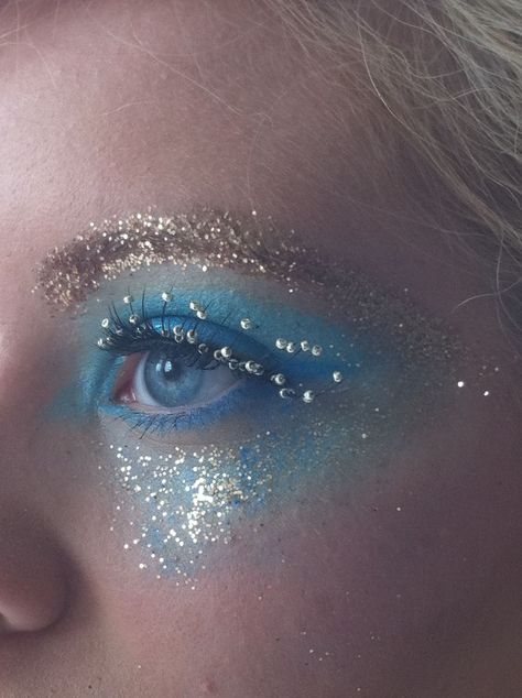 Blue Caterpillar Makeup, Absolem Makeup, Ocean Inspired Makeup, Wonderland Makeup Ideas, Caterpillar Makeup, Alice In Wonderland Makeup Ideas, Cinderella Makeup, Wonderland Caterpillar, Caterpillar Alice In Wonderland