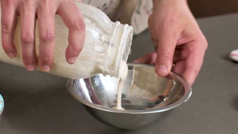 Learn how to make your own sourdough starter. Making sourdough starter is super easy because it only takes a few simple ingredients: flour and water. Thm Sourdough, Jill Winger, Seasonal Homestead, Goop Recipe, The Prairie Homestead, Healthy Starters, Food Basics, Prairie Homestead, Dough Starter