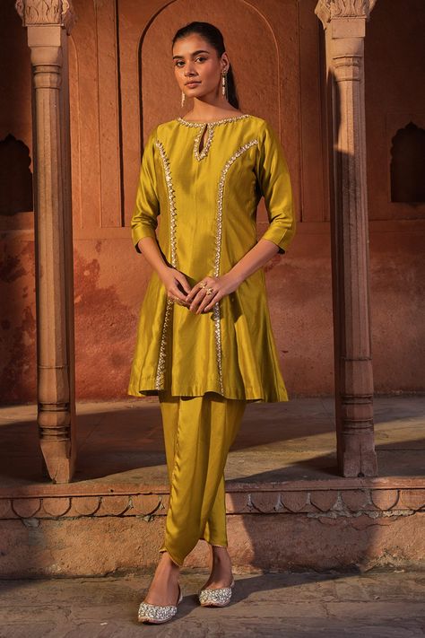 Neck Patti Designs For Kurtis, Tulip Pant Suit Design, Short Kurti With Plazo Style, Pakistani Sleeves Pattern For Kurtis, Tulip Pants Outfit, Pakistani Short Kurti Designs, Kalidar Plazo, Kalidar Kurta Pattern, Kurta With Tulip Pants