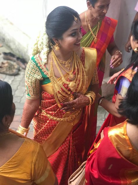 Palakkad Kerala, Bride Pic, Christ Painting, Kerala Bride, Indian Wedding Jewelry Sets, Bridal Makeover, Job Vacancies, Gold Necklace Indian Bridal Jewelry, Necklace Indian