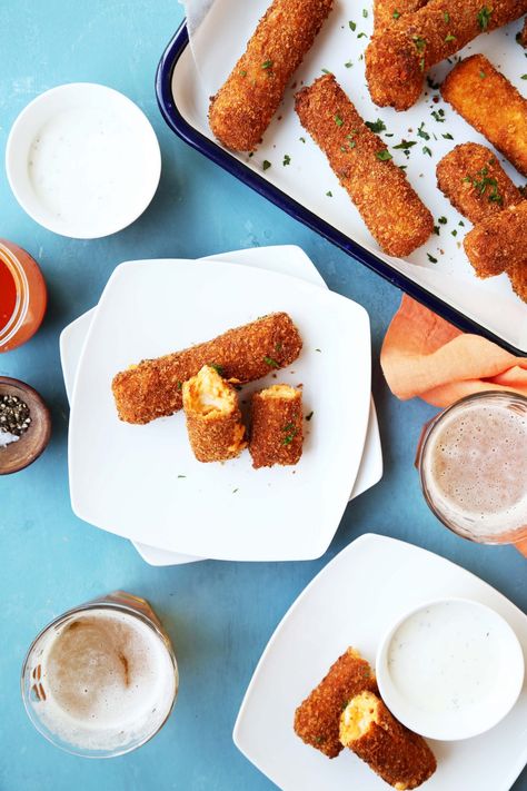 Cheers to the Weekend: Buffalo Chicken Mozzarella Sticks Food Mozzarella, Game Time Food, Snacks Board, Stuffed Chicken Breast Cream Cheese, Soup Night, Chicken Pinwheels, Chicken Mozzarella, Hors Doeuvres, Pub Grub