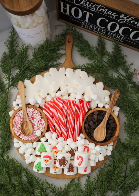 HOLIDAY / How about a festive and fun holiday charcuterie board dedicated to Hot Chocolate! Loving this cute set-up and holiday cheer to assemble the perfect cup of hot cocoa. Get the details! | SBK Living Charcuterie Board To Go, Cocoa Charcuterie Board, Hot Cocoa Charcuterie Board, Hot Cocoa Board, Homemade Hot Cocoa Recipe, Cocoa Board, Christmas Hot Chocolate Bar, Hot Cocoa Party, Holiday Charcuterie