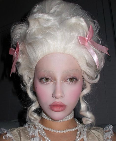 Marie Antoinette Makeup, Marie Antoinette Hair, Marie Antoinette Aesthetic, Marie Antoinette Costume, Effie Trinket, Rococo Fashion, Avant Garde Makeup, Face Art Makeup, Halloween Makeup Tutorial