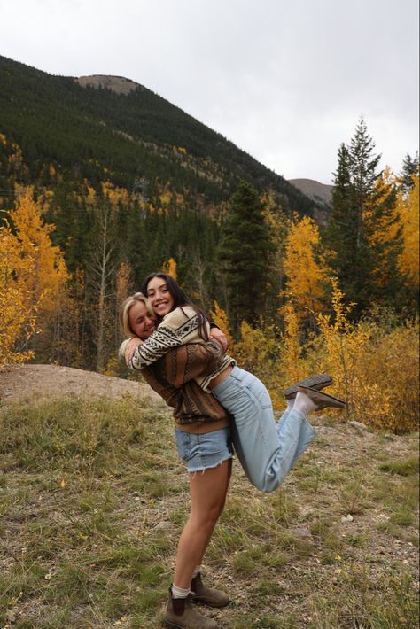 Fall, friend photoshoot, fall outfits, fall photos, fall colors, friends, colorado, mountains, picture inspo, sweaters, birks Fall Mountain Pictures, Fall Photoshoot With Friends, Fall Friend Photoshoot, Colorado Aesthetic Outfits, Mt Lemmon, Fall Photo Shoot, Beat Friends, Park Photoshoot, Bestie Pics