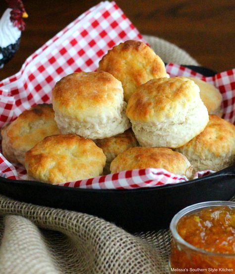 Fluffy Southern Buttermilk Biscuits Biscuits And Jam, Angel Biscuits, Southern Buttermilk Biscuits, Southern Biscuits, Buttermilk Biscuits Recipe, Biscuit Bread, Buttermilk Recipes, Biscuit Rolls, Biscuits Recipe