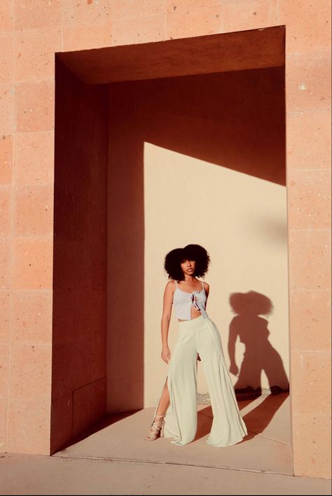 warm toned shadows, curly hair photoshoot Curly Hair Photoshoot, Hair Photoshoot, Photo Mood, Desert Dream, Fun Photoshoot, Wall Background, Outdoor Fashion, Photoshoot Inspo, Look Book