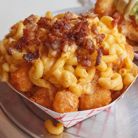 Loaded Tater Tots, Bacon Mac And Cheese, Food Babe, Delicacy Food, Tater Tots, Food Therapy, Yummy Comfort Food, Food Is Fuel, Food Obsession