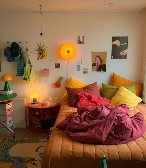 Fun Colorful Bedroom, Minimalist Room Decor, Colorful Bedroom, Dekorasi Kamar Tidur, Coastal Living Room, Minimalist Room, Living Room Design Ideas, Apartment Decor Inspiration, Dream Room Inspiration