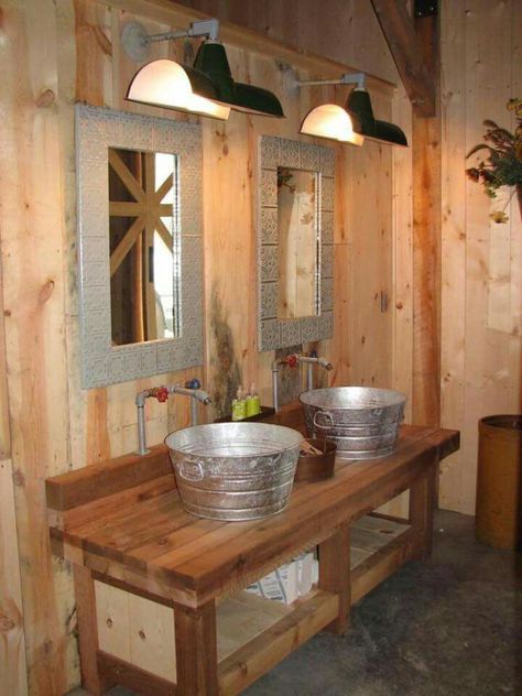 Rustic bathroom Country Rustic Bathroom Ideas, Barn Bathroom Ideas, Rustic Bathroom Makeover, Rustic Bathroom Sinks, Baie Vintage, Rustic Faucets, Makeover Kamar Mandi, Barn Bathroom, Rustic Bathroom Vanities