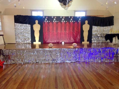 Glam Hollywood Sweet 16 | CatchMyParty.com Awards Ceremony Decorations Stage, Award Ceremony Decorations, Hollywood Graduation, Hollywood Theme Prom, Hollywood Birthday Party Ideas, Hollywood Birthday Party, Hollywood Glamour Party, Hollywood Theme Party Decorations, Hollywood Prom