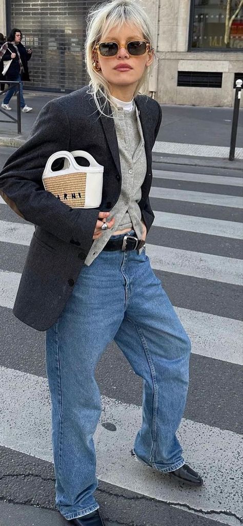 Dad Jeans Outfit Women, Street Style 2023, Copenhagen Street Style, French Girl Chic, Mode Hippie, Skandinavian Fashion, French Girl Style, Winter Mode, Style 2023