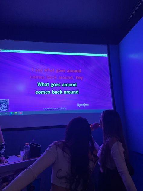 Sleepover Karaoke, Karaoke Party Ideas At Home, Karaoke Night Aesthetic, Karaoke Date, Karaoke With Friends, Karaoke Aesthetic, Teen Sleepover, Karaoke Room, Karaoke Night