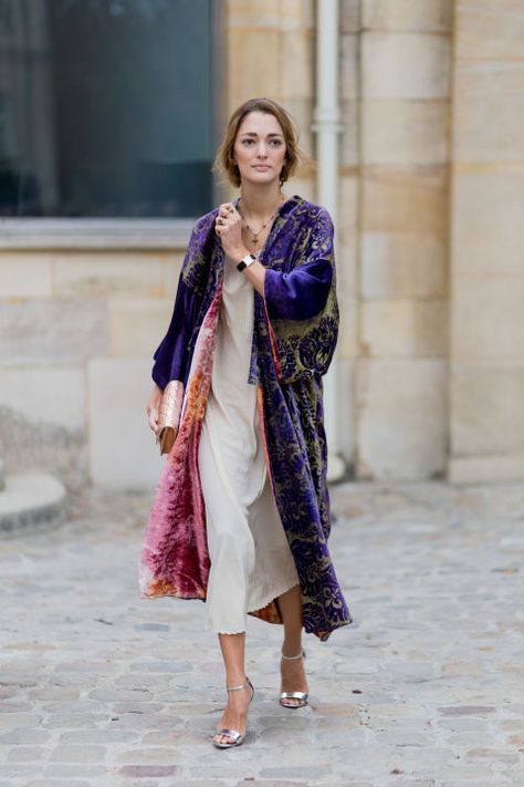 Vaqueros, kimono extralargo de seda cruzado y actitud, mucha actitud. Hemos buscado las 44 mejores ideas para que lleves ya esta prenda de tendencia. Look Kimono, Moda Kimono, Boho Winter Outfits, 일본 패션, Kimono Outfit, Mode Kimono, Chic Winter Outfits, Estilo Hippie, Diy Vetement