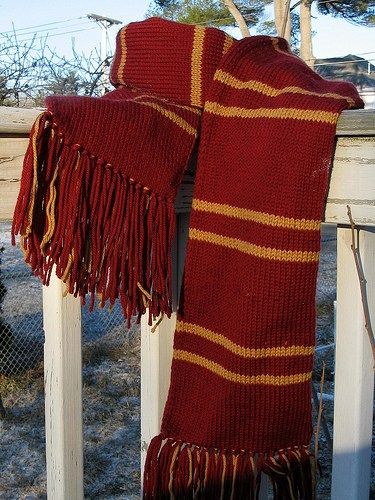 1865 HP scarf the third Harry Potter Tea Party, Harry Potter Gryffindor Scarf, Harry Potter Knit, Gryffindor Scarf, Easy Scarf Knitting Patterns, Harry Potter Crochet, Bookmark Crochet, Harry Potter Scarf, Crochet Stitches Diagram