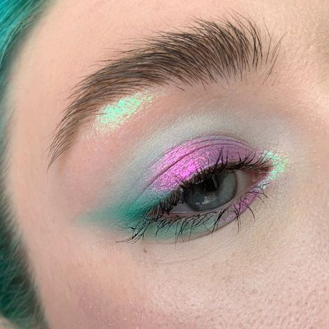 Pink Eye Makeup For Green Eyes, Whimsical Eye Makeup, Pink And Green Makeup Looks, Multichrome Eyeshadow Looks, Fantasy Eyeshadow, Fun Eyeshadow Looks, Unique Eye Makeup, Mermaid Eye Makeup, Cute Eye Makeup