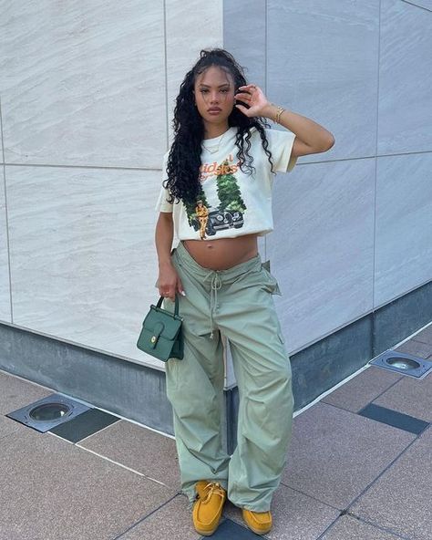 Cargo Trousers Outfit, Maternity Cargo Pants, Maria Beltre, Streetwear Joggers, Cargo Pants Streetwear, Cargo Outfit, Trendy Maternity Outfits, Pretty Pregnant, Pants Streetwear