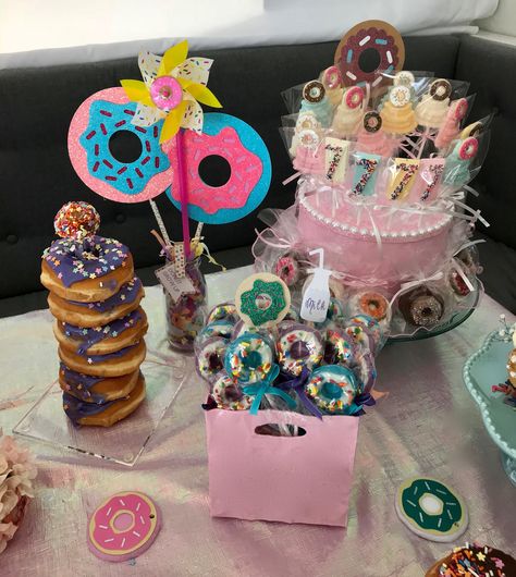 Donut Centerpieces, Happy Birthday Donut, Donut Birthday Party Decorations, Donut Birthday Party Invitations, Donut Cake Topper, Donut Party Decorations, Donut Theme Party, Sweet Birthday Cake, Doughnut Party