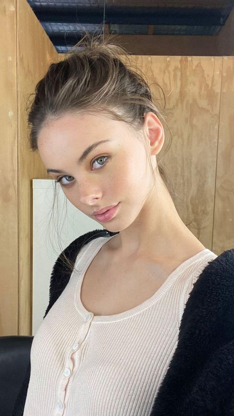 Meika Woollard, Eiza Gonzalez, Female Eyes, Camera Icon, Jennifer Connelly, Victoria Justice, Gal Gadot, Cam Girls, Best Funny Pictures