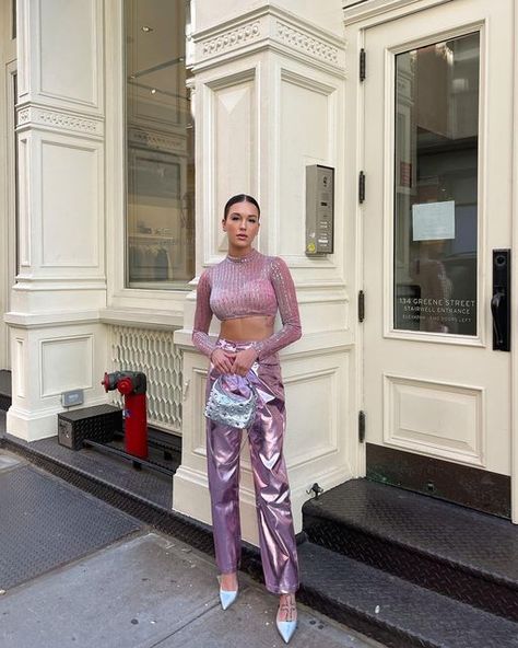 Pink Metallic Pants, Classy Baddie Outfits, Metallic Pants Outfit, Pink Pants Outfit, Metallic Trousers, Classy Baddie, Minimalistic Outfits, Color Combos Outfit, Metallic Pants