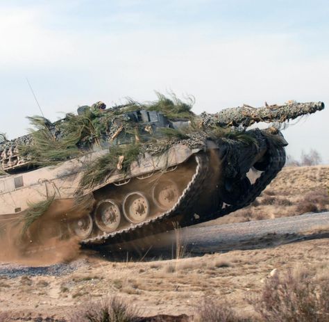 Bundeswehr-Kampfpanzer Leopard 2 fehlt wirksame Munition - WELT Hellenic Army, M1 Abrams, Canadian Soldiers, German Tanks, Battle Tank, Tanks Military, German Army, Western Europe, Armored Vehicles