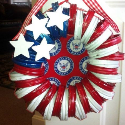 Mason Jar Lids Crafts, Diy Patriotic Wreath, Jar Lid Crafts, Uses For Mason Jars, Jars Kitchen, American Flag Wreath, Flag Wreath, Mason Jar Projects, Patriotic Crafts