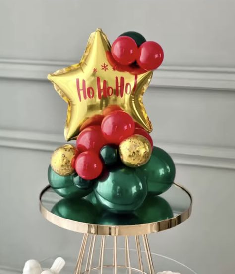 Christmas Centerpieces Balloons, Balloon Centerpieces Christmas, Christmas Balloon Table Centerpieces, Holiday Balloon Decorations, Christmas Balloon Centerpieces, Christmas Balloon Ideas, Diy Christmas Table Decor, Office Holiday Decor, Gold And Silver Christmas