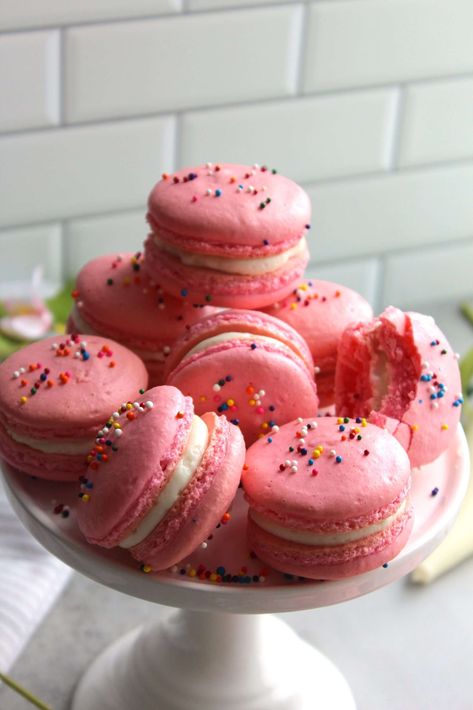 The Easiest French Macarons - The Squeaky Mixer Squeaky Mixer, French Macaron Recipe, Homemade Macarons, French Macarons Recipe, Cookies Brownies, Fun Baking, Cookie Time, Macaron Recipe, Baby Cakes