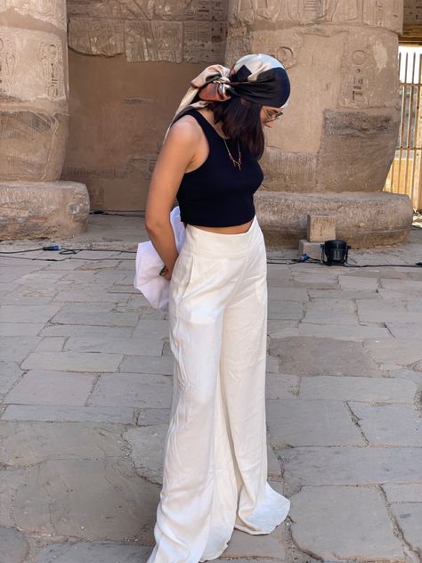 Outfit For Egypt, Outfits In Egypt, Egyptian Tourist Outfit, Casual Egyptian Outfit, Egypt Outfits Aesthetic, Dessert Outfit Egypt, Egypt Outfit Ideas Women, Dessert Outfit Women Dubai, Egypt Style Fashion