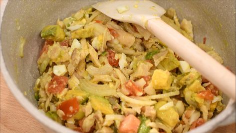 Ensalada de Bacalao Bacalao Salad, Olive Oil And Vinegar, Avocado Tomato, White Onion, Recipe Steps, Hard Boiled, Large Pots, Hard Boiled Eggs, Yellow Onion