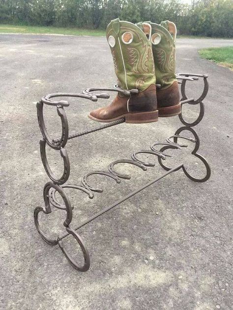 Horseshoe Boot Rack, Welding Crafts, Horseshoe Projects, Boot Rack, Horseshoe Decor, Horseshoe Crafts, Diy Welding, Dekor Diy, Welding Art Projects