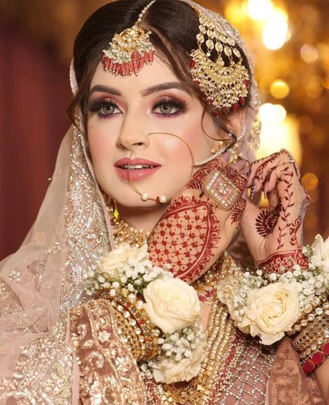 Muslim Bride Photoshoot, Muslim Brides Indian, Gold Necklace Set Bridal, Jewellery For Bride, Jewellery Set Bridal, Cute Bride, Bridal Jewellery Set, Indian Bride Makeup, Muslim Bridal