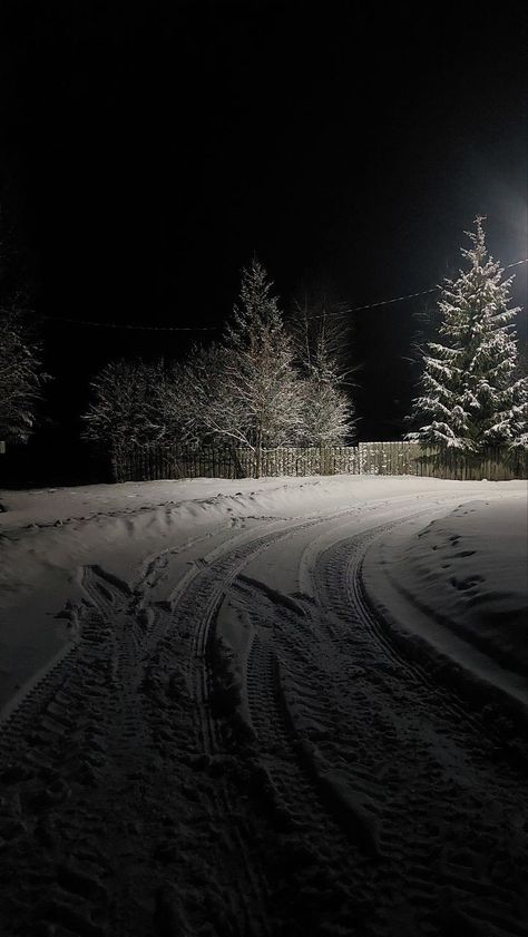 Winter Night Photography, Snow Dark Aesthetic, Dark Christmas Wallpaper, Winter Snap, Snow Vibes, Eerie Places, Trippy Cartoon, Snow Night, Dark Christmas