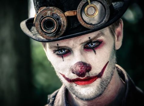 Maquillage d’Halloween qui fait peur : 50 idées en photos et vidéos Costume Halloween Homme, Creepy Clown Makeup, Steampunk Circus, Circus Makeup, Scary Clown Makeup, Dark Circus, Halloween Clown, Cute Couple Halloween Costumes, Horror Makeup