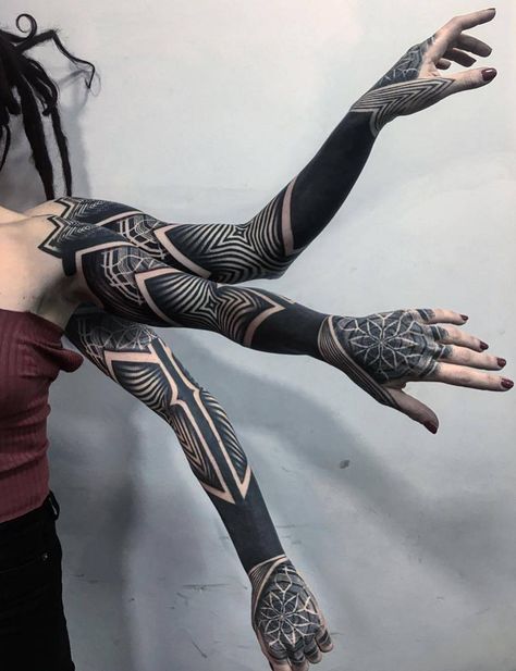 No other tattoos transforms the human body like it makes the Ornamental tattoos, large-scale, contrast, and infinitely individual. Black Sleeve Tattoo, Ornamental Tattoos, Tatoo 3d, All Black Tattoos, Solid Black Tattoo, Geometric Sleeve Tattoo, Blackout Tattoo, Muster Tattoos, Ornamental Tattoo