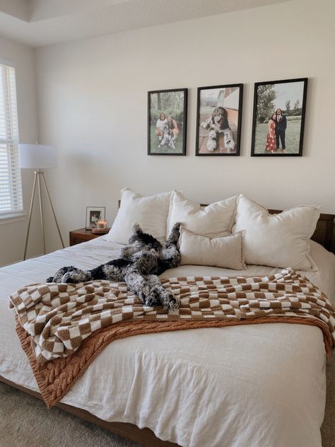 Tan Checkered Blanket, 2 Blankets On Bed, Checkered Throw Blanket Bedroom, Chocolate And White Bedding, Bedding Throw Blanket, Checkered Blanket Bedroom, Checkered Blanket Aesthetic, Layered Throw Blankets On Bed, Checkered Pillows Bedroom