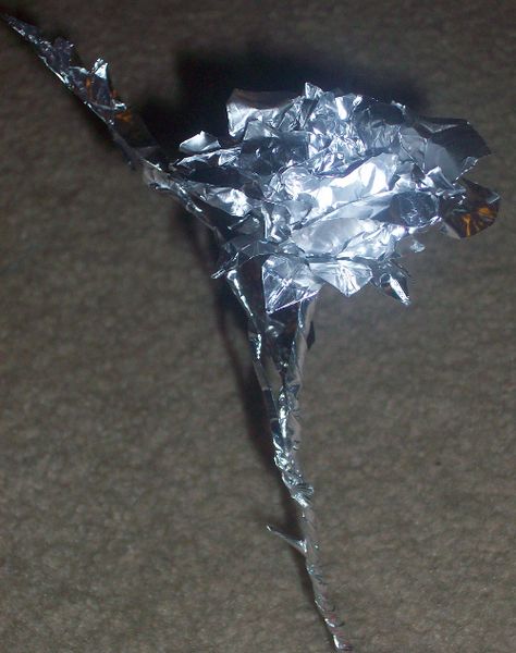 How to Make a Tin Foil Flower, Happy Valentines Day!, page 1 Foil Flowers, Diy Garden Decor Projects, Garden Decor Projects, Aluminium Foil, Tin Foil, Happy Valentines, Diy Garden Decor, Aluminum Foil, Diy Garden