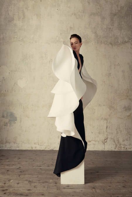 Stéphane Rolland | Fall 2016 Couture Collection | The Cut, NYMag.com Fashion Design Inspiration, Haute Couture Paris, Sculptural Fashion, Collection Couture, Valentino Couture, White Chic, Stephane Rolland, Celebrity Lifestyle, Couture Mode