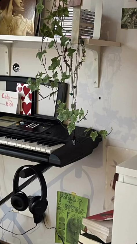 Keyboard Room Decor, Keyboard In Bedroom Aesthetic, Keyboard Setup Piano, Keyboard Piano Aesthetic Room, Piano Keyboard Decor, Keyboard In Room, Keyboard In Bedroom, Music Bedroom, Music Corner